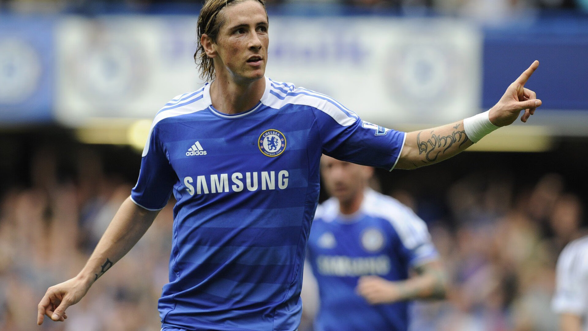 足球比赛现场增设特别席位，提供更好观赛体验，足球比赛观众席